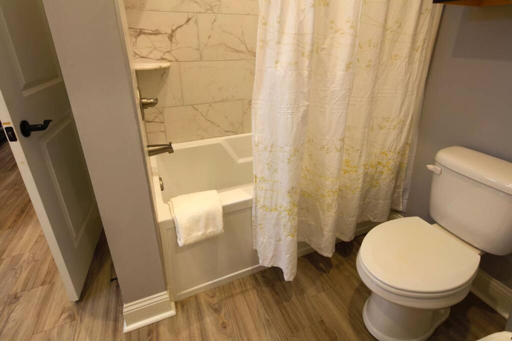 לייק צ'ארלס Luxury 2 Bedroom Townhouse #3 מראה חיצוני תמונה